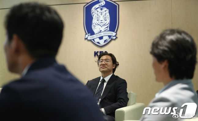 萧益谦笑着微微拱了拱手，忽然瞥见一旁刚哭过许久、眼眶通红、伤心欲绝的萧薇薇，这一眼看过去，顿时就觉得，这女孩生的漂亮，而且可怜巴巴的模样，真是让他感觉我见犹怜，心里不由得动了一下。